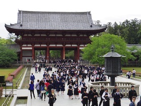 学生で溢れかえる東大寺