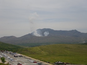 阿蘇山から昇る煙