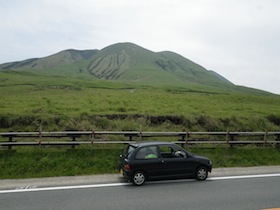 阿蘇山へ向かう車