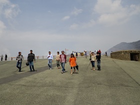 阿蘇山噴火口で緊急避難中