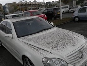 火山灰がかかった車