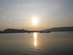 宍道湖の東にある中海の夕日