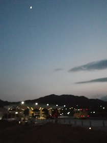 夕暮れ時の月