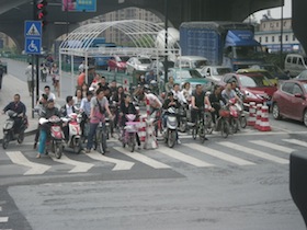 中国の信号待ちのバイクと自転車