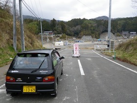 通行止め道路に停まる黒い車