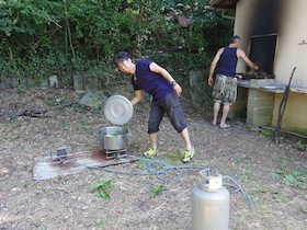 大鍋の蓋を開ける男性