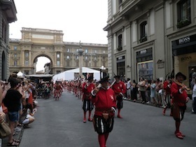 イタリアの中世の衣装の行列