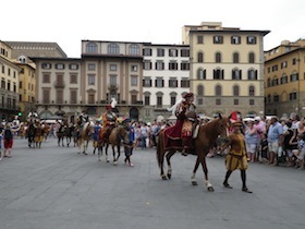 イタリアの中世の衣装の行列の馬