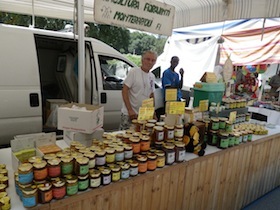 イタリアの市場の蜂蜜を売る屋台