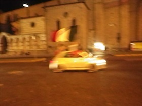 イタリア国旗を掲げて走る車