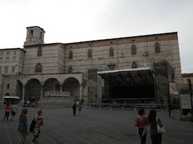 イタリアの石造りの建物と広場