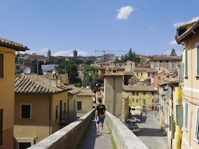 イタリアの住宅に囲まれた小道