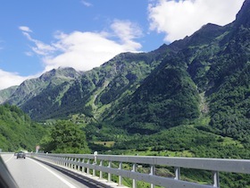 山並みの脇の道路