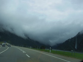 雲がかかる峠道