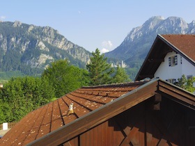 赤い屋根越しに見える山