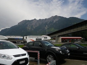 スイスのパーキングエリアに駐車する車