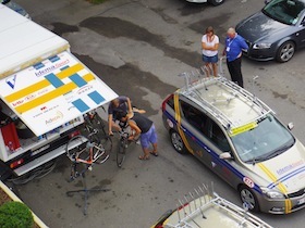 自転車を整備する人とその車