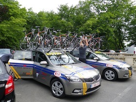 自転車を積んだ車