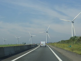 道路脇に立ち並ぶ風力発電の風車