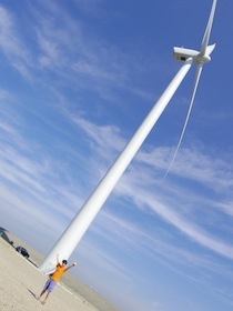 風力発電用風車とその下にいる人