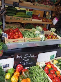 ヴァンヌの八百屋の店先の野菜