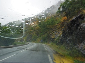 雨の峠道