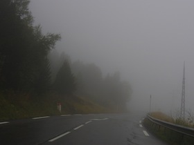 霧がかかる道路