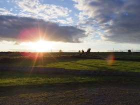 アイルランドの草原に沈む夕日