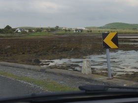 道路脇がすぐ海