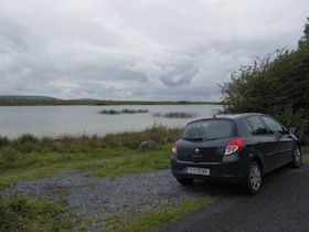 アイルランドの湖と黒い車