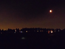 エディンバラの夜空を飛ぶ気球