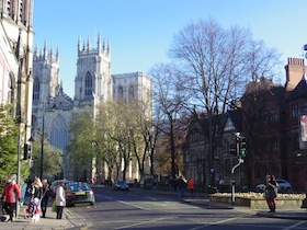 青空のイギリスの街