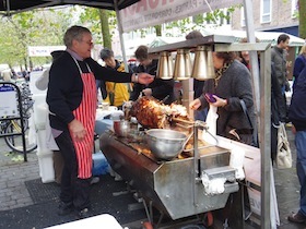 子豚の丸焼きの屋台