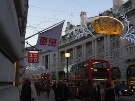 ロンドンの二階建てバスとユニクロの旗