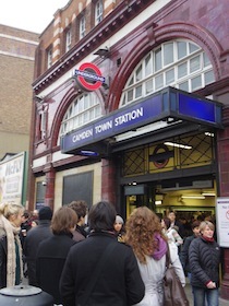 イギリスの駅前の人だかり