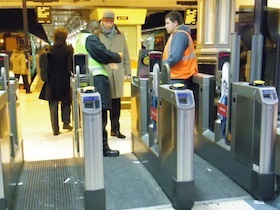 ロンドンの地下鉄の駅の改札