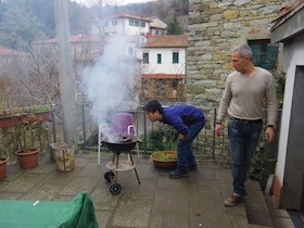 BBQの火をおこす男性