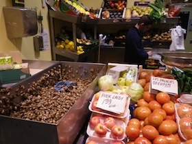 売られている野菜とカタツムリ