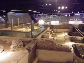 屋内に展示された古代ローマ遺跡