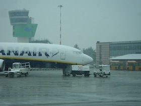 空港に停まる飛行機