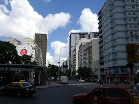 建物が並ぶ道路