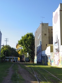 線路とその側にある建物