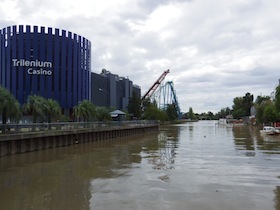 川の向こうに見える青い建物とジェットコースター