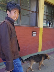 犬と歩く男性