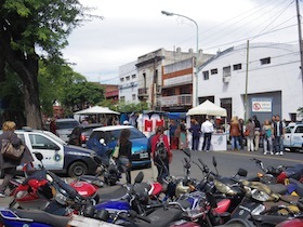 バイクがたくさん停まっている道路