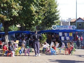 青い屋根のテントに集う人たち