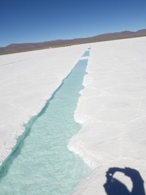 白い塩湖の中に通る水路