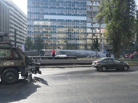 道路で放水する戦車