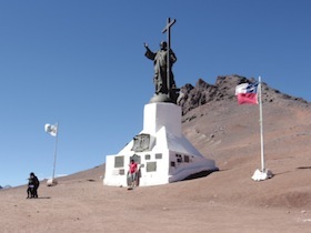 アルゼンチンとチリの国境のモニュメント