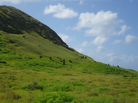 緑の山の斜面と青空